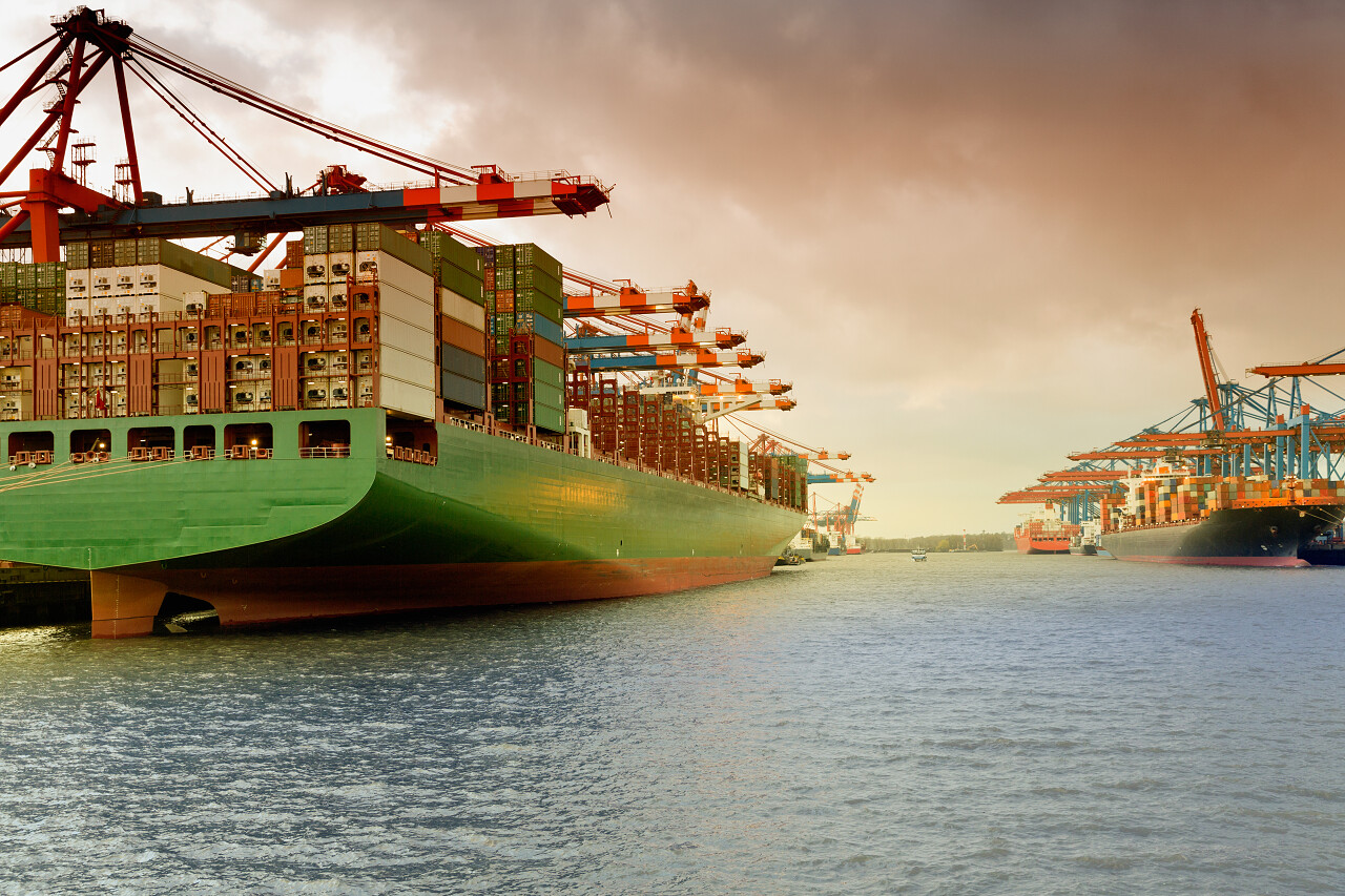 一个装满集装箱的大型货轮停泊在海岸码头海关日