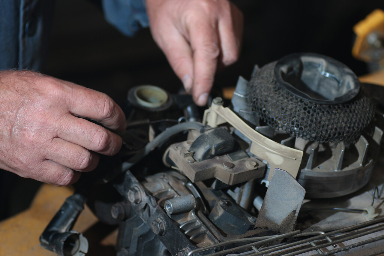 男性修车修理汽车汽修汽车修理维修工