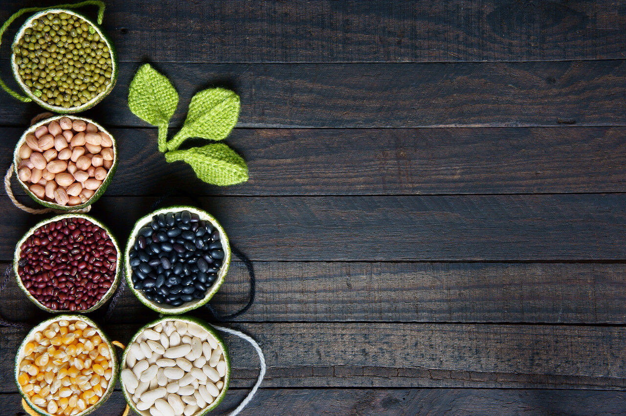 灰色木板上多种多样的谷类五谷养生