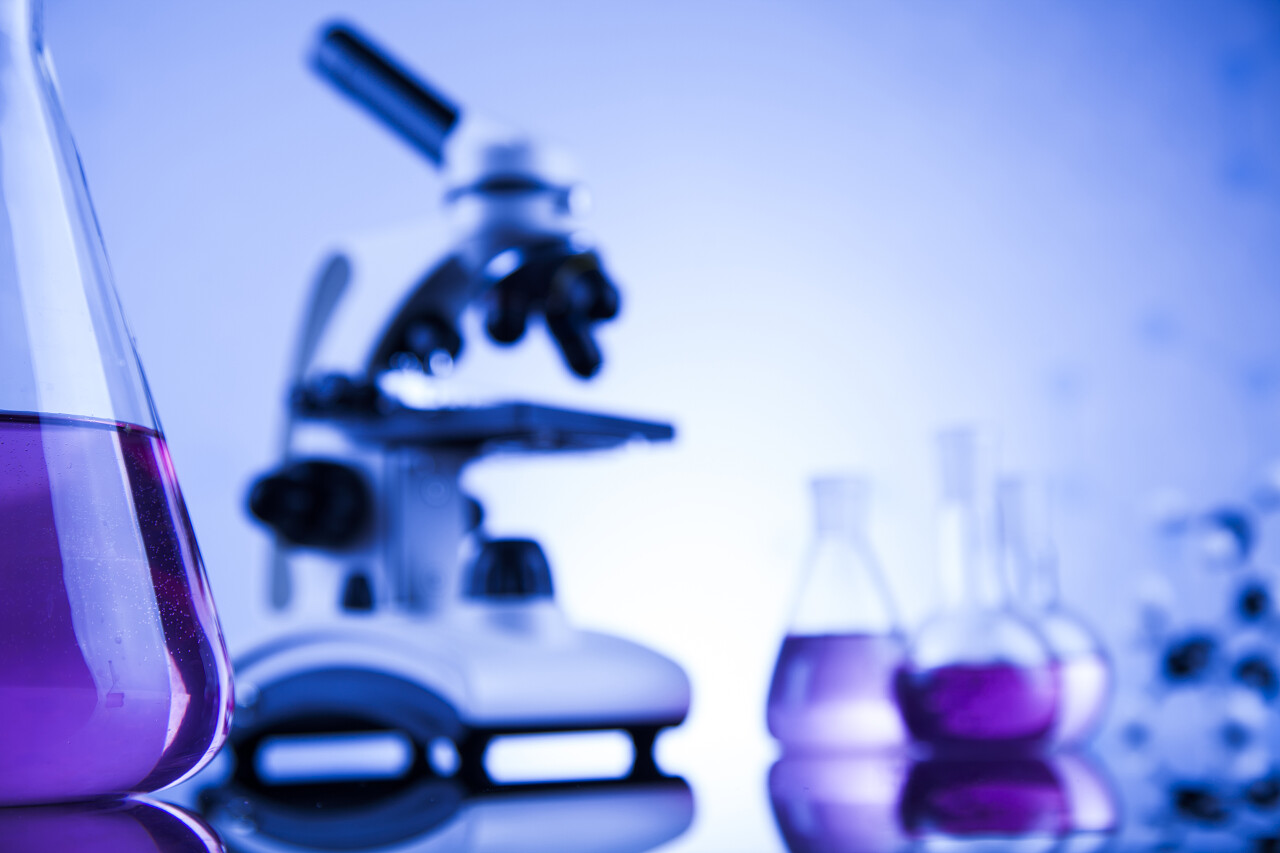 用显微镜和玻璃器皿在实验室