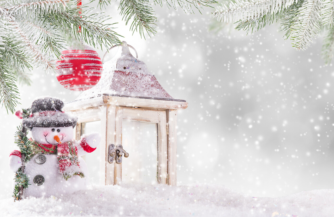 雪人和飘落的雪花