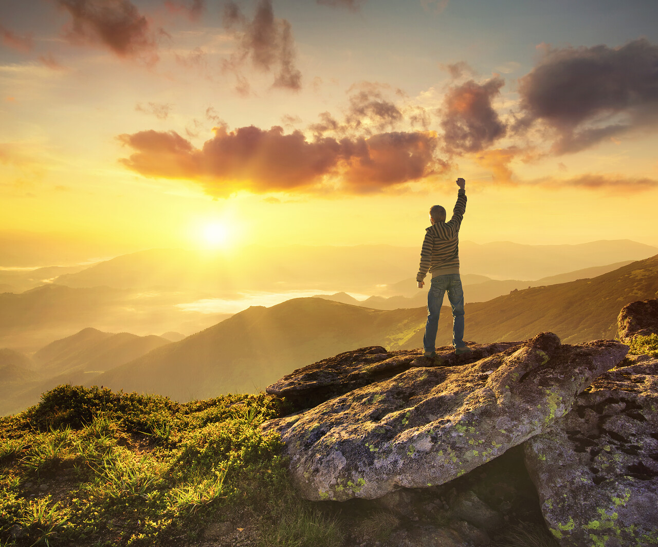 黄昏站在山顶举起一只胳膊克服困难