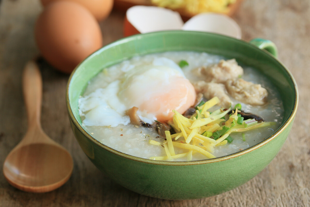 木质桌子上有一碗瘦肉粥