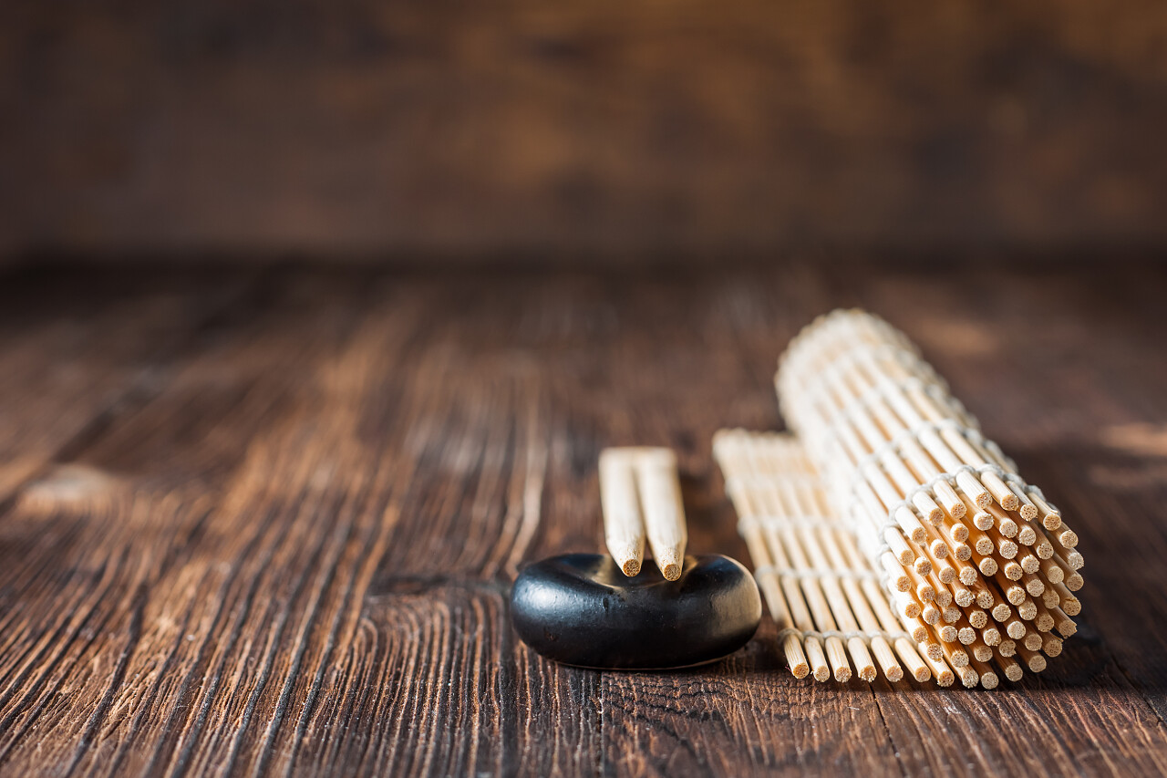 深色木制背景上的寿司和筷子