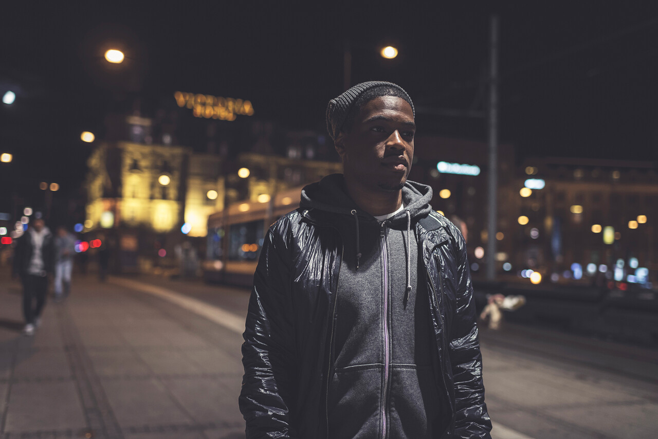 都市时尚黑人孤独的男人烦躁恼火烦躁