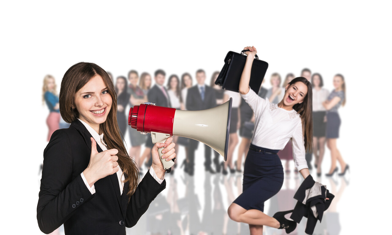 女商人站在模糊的人前用喇叭大喊