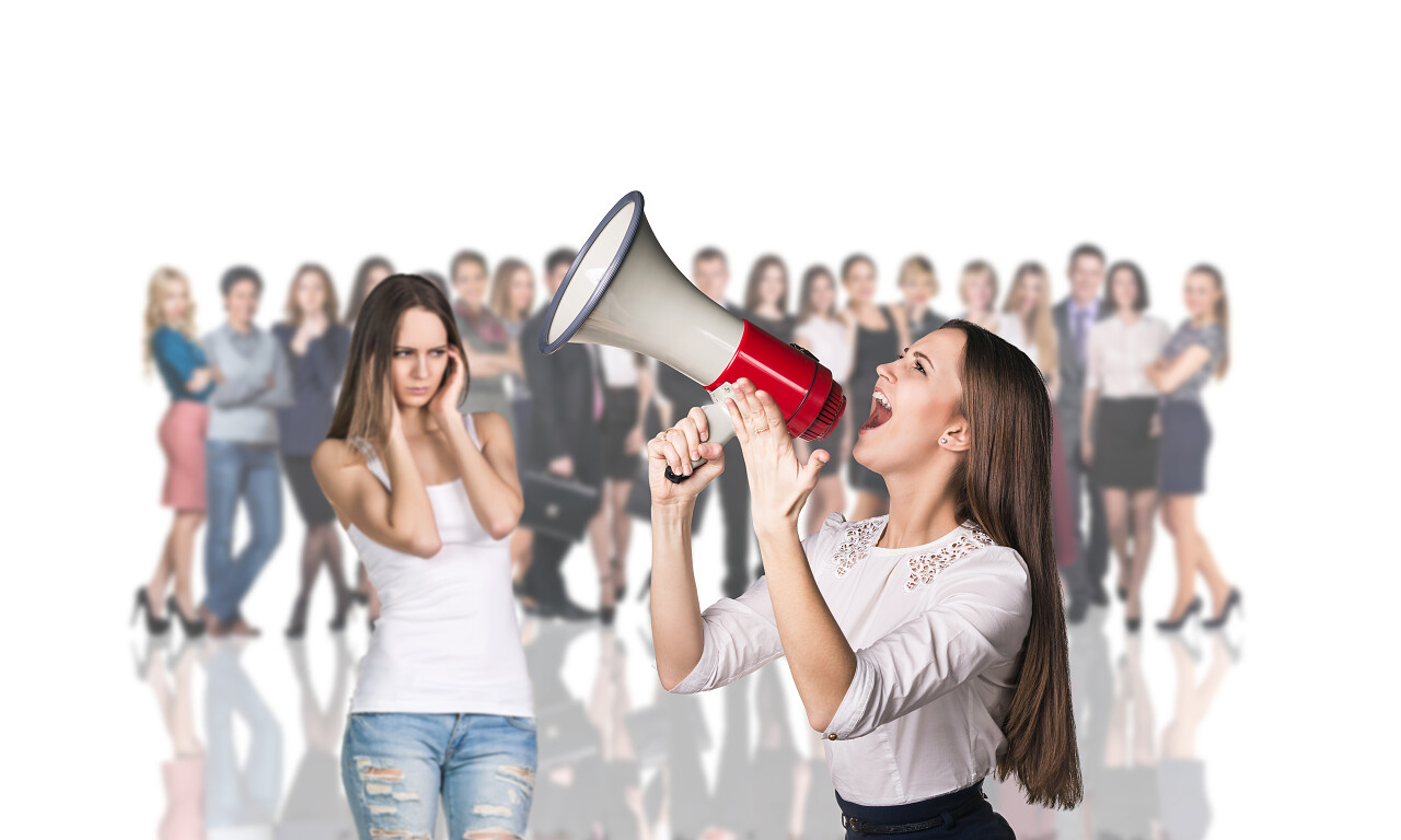 女商人站在模糊的人前用喇叭大喊