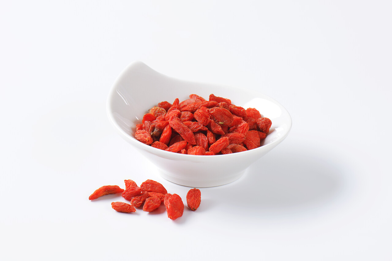 白色背景下一碗干枸杞