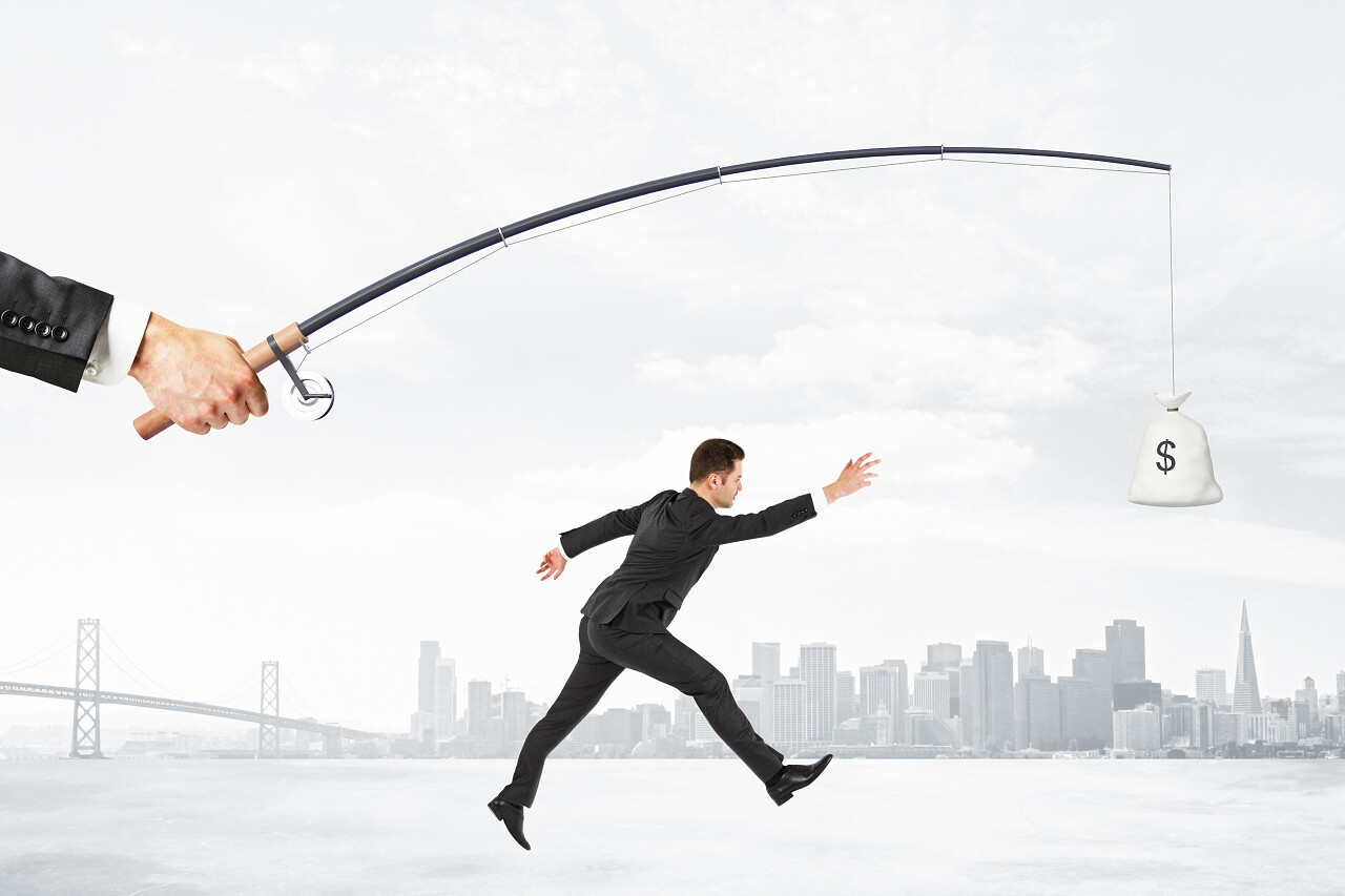 一袋钱挂在一种钓鱼用具上商人追逐