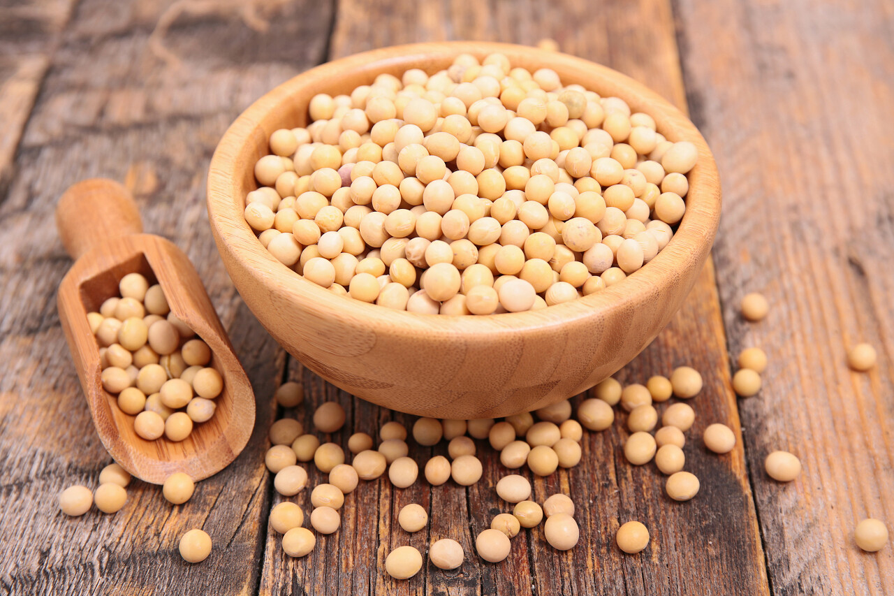 新鲜黄豆放在木制桌子上的碗里