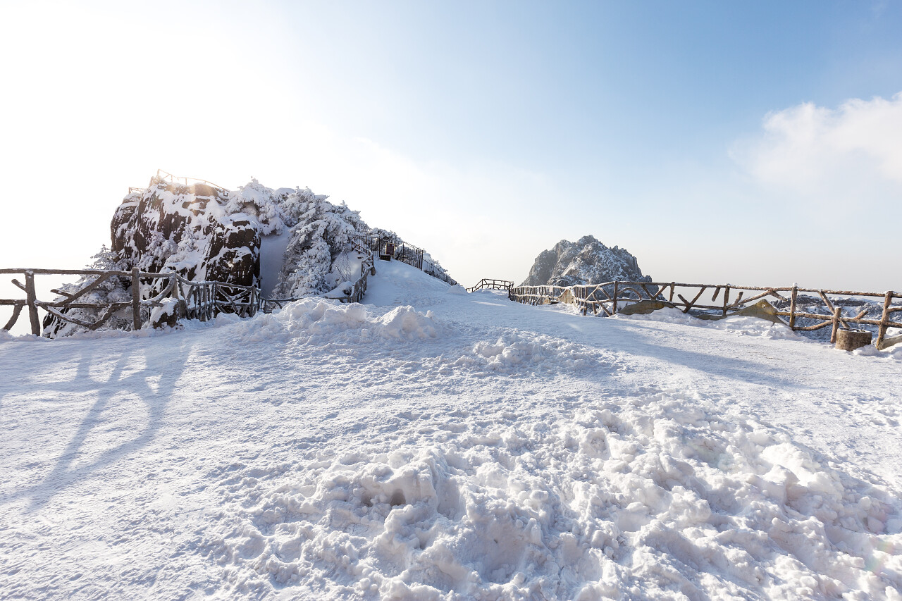 黄山冬季的下雪场景黄山旅游