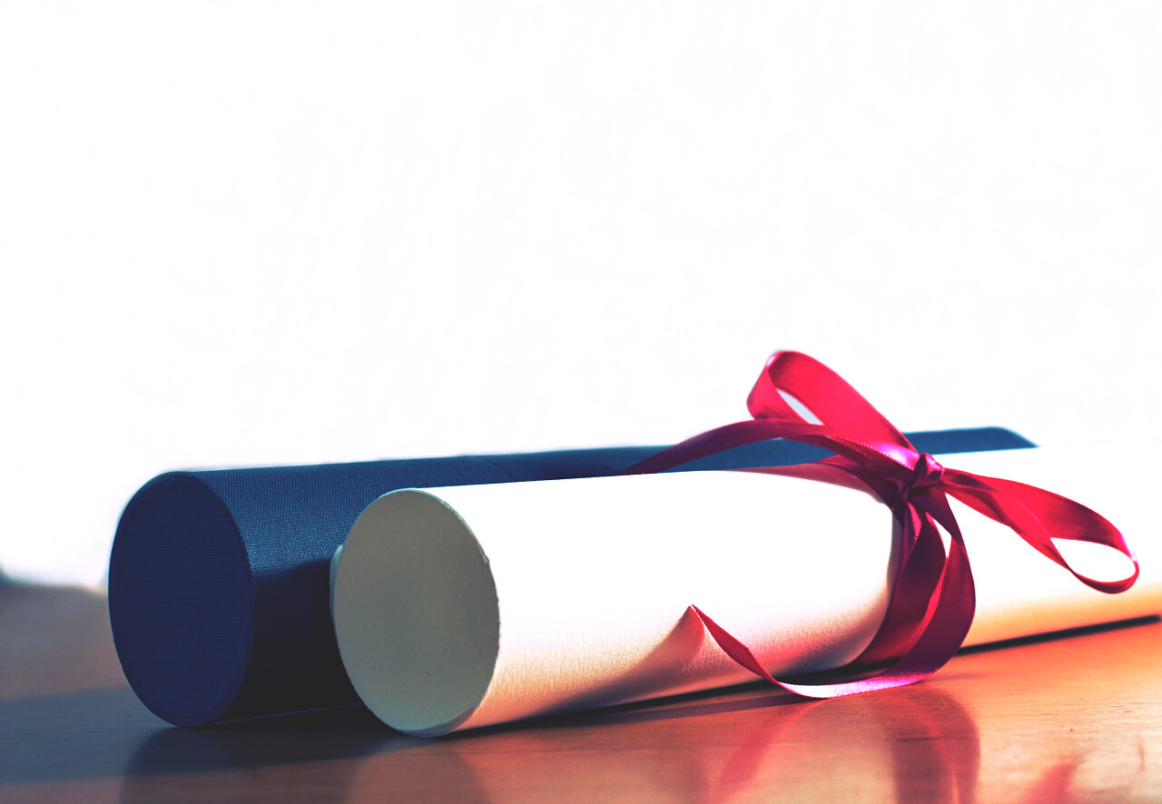 毕业季毕业证书文凭绑蝴蝶结大学文凭