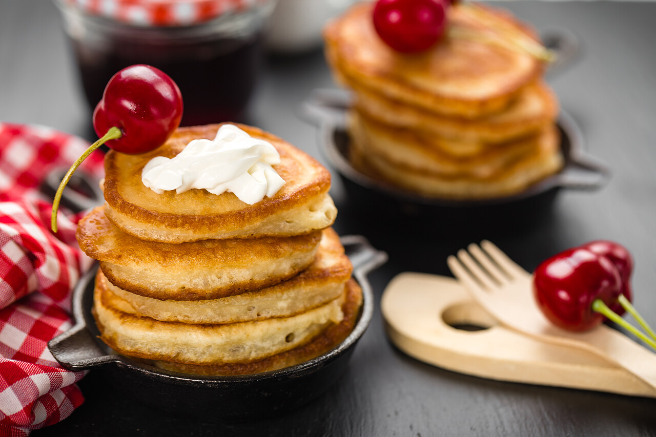 樱桃和酸奶油煎饼