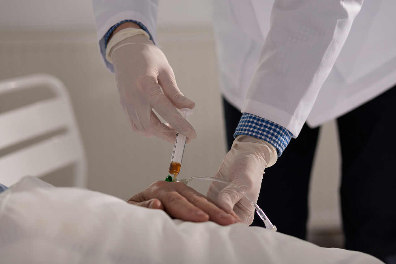 医生给病人打针的特写镜头医生打针注射