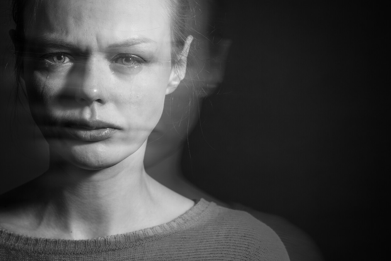 严重抑郁/焦虑/悲伤的年轻女子流着眼泪焦虑