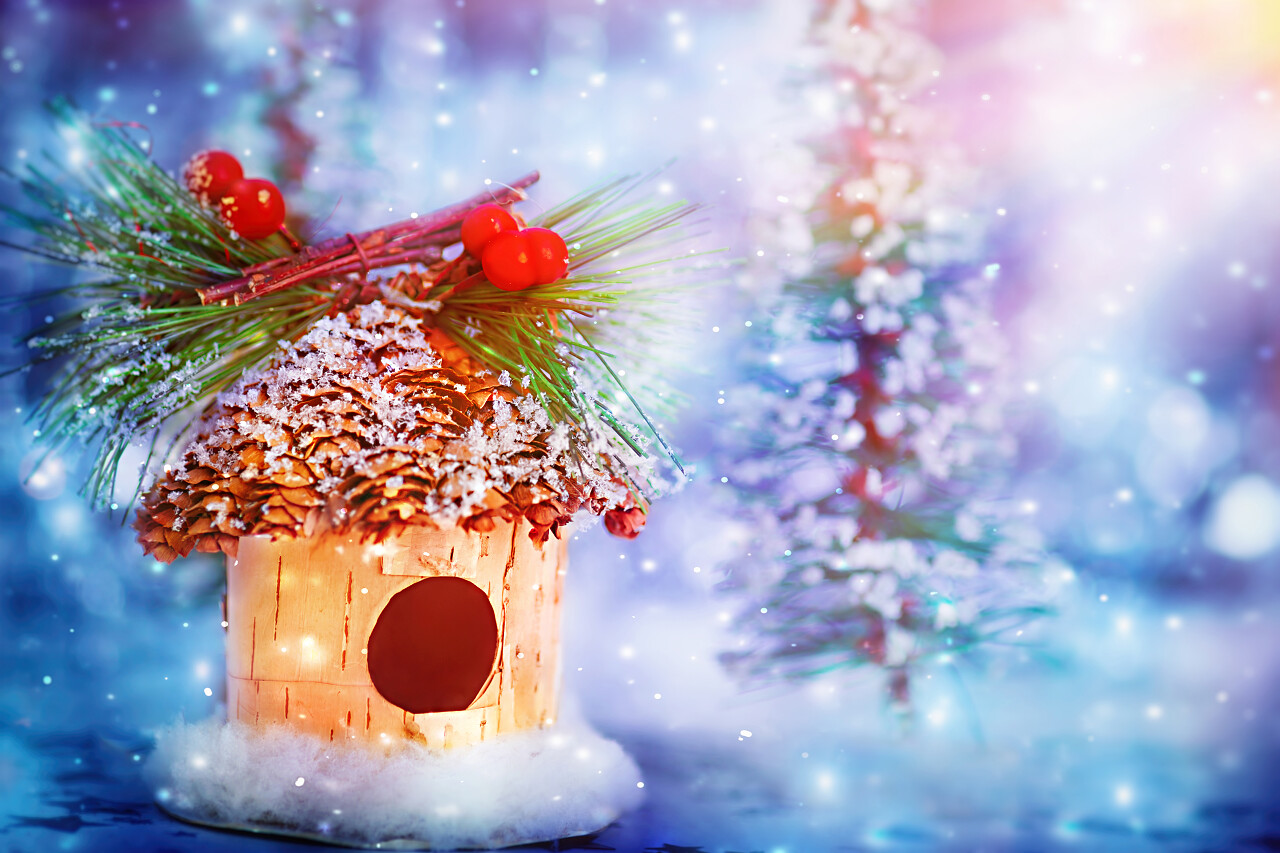 美丽圣诞背景下由天然木质材料制成的可爱小装饰房子