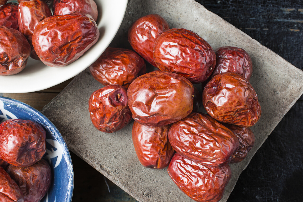 木板背景上的红枣、枣、和田枣、干果、甜、新疆红枣、若羌红枣买年货年货节