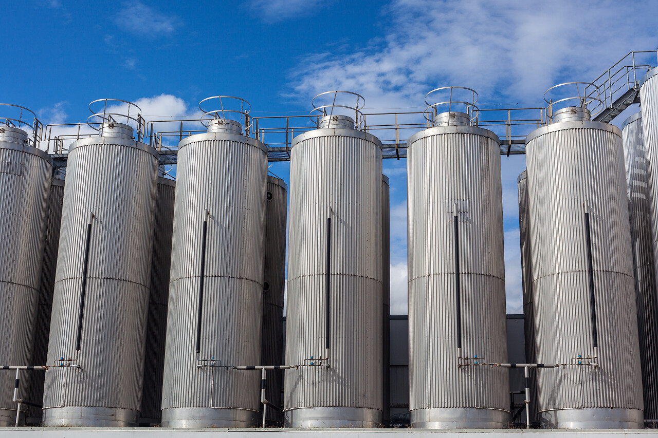 明亮的蓝色天空背景上的巨型工业加工机器