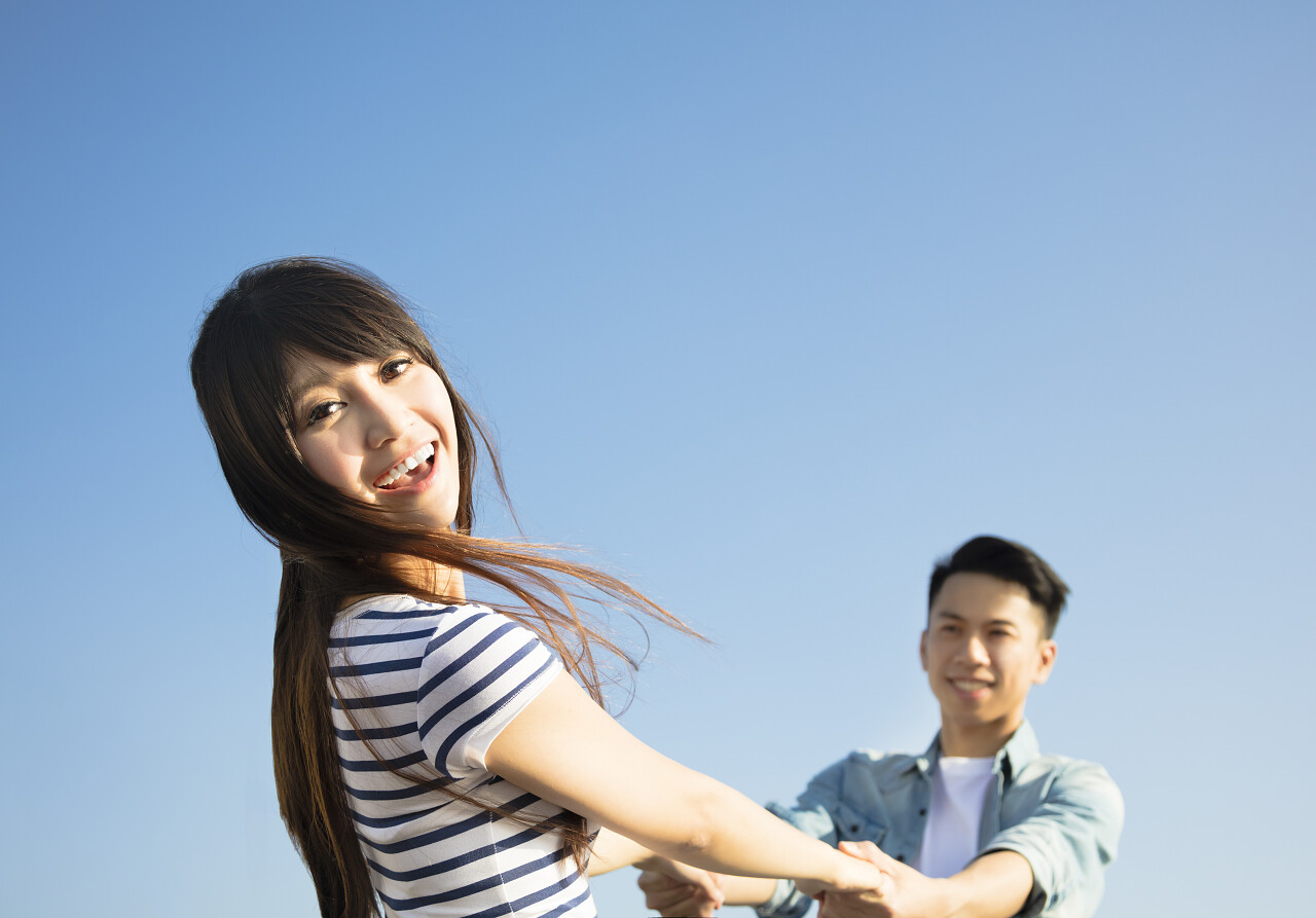 天空背景下甜蜜恋爱的年轻情侣幸福情侣幸福的人