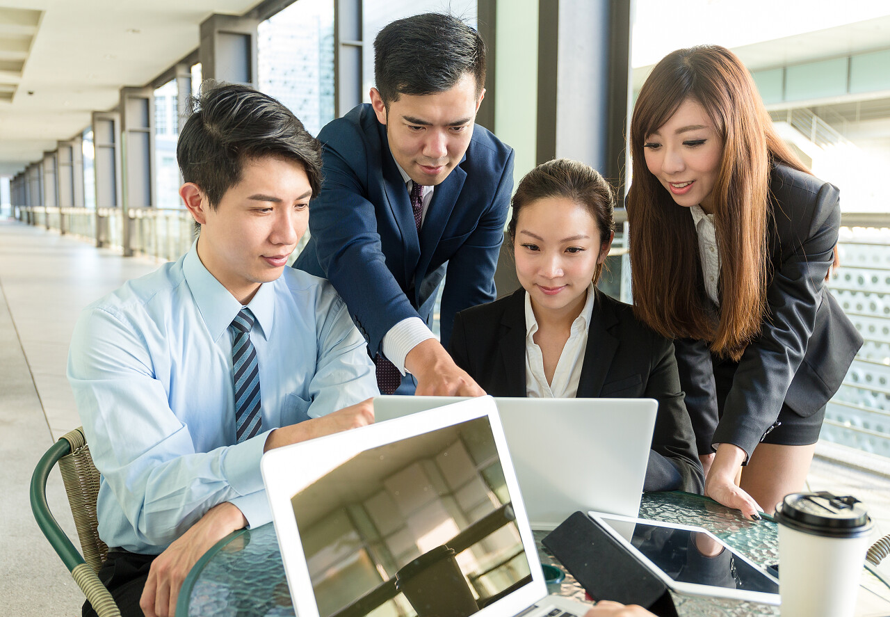 集团商界人士正在讨论有关项目规划