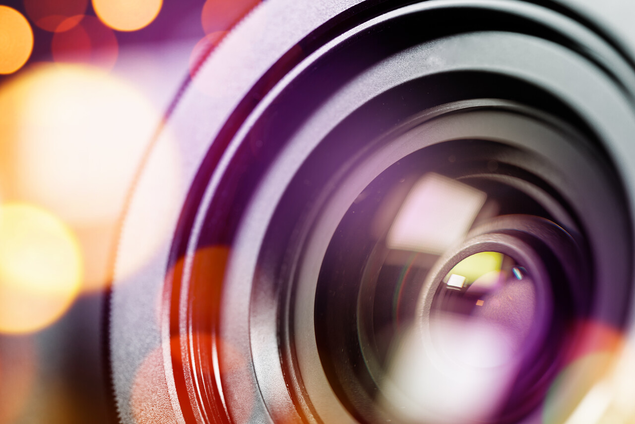 紧凑的照相机镜头与灯光背景
