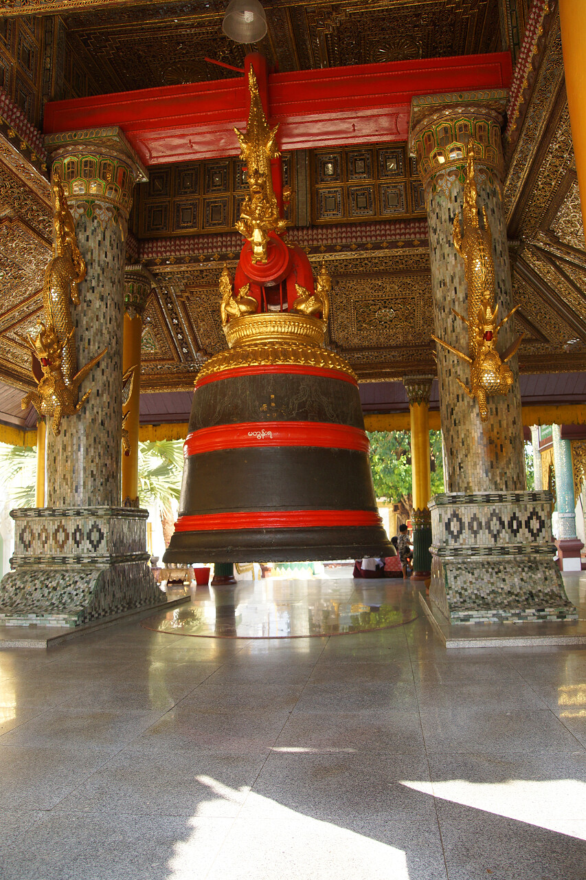 缅甸仰光大金寺的大钟特写