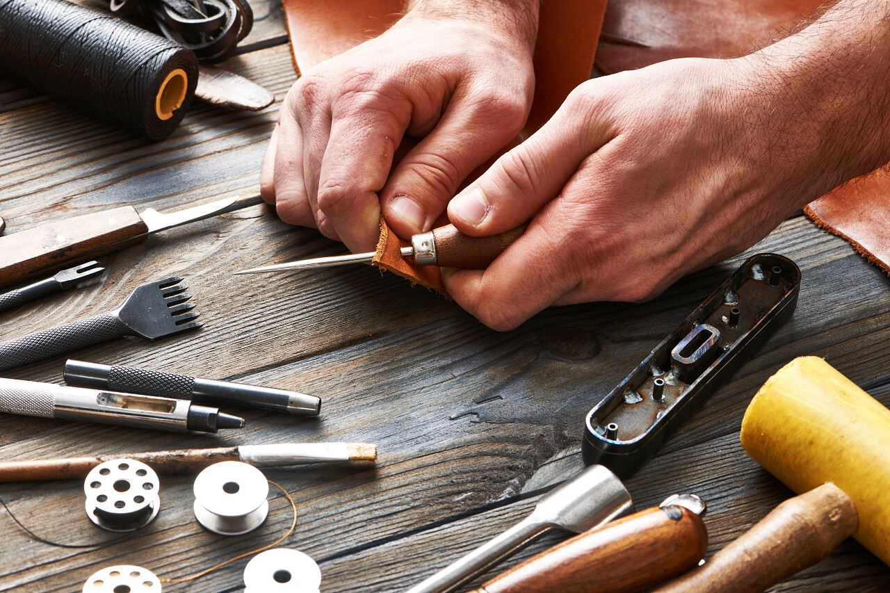 用皮革进行手工 Diy 工作的男性工人
