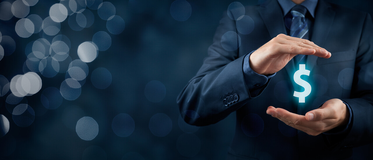 黑色背景下商人的保护手势和美元图标智能财务