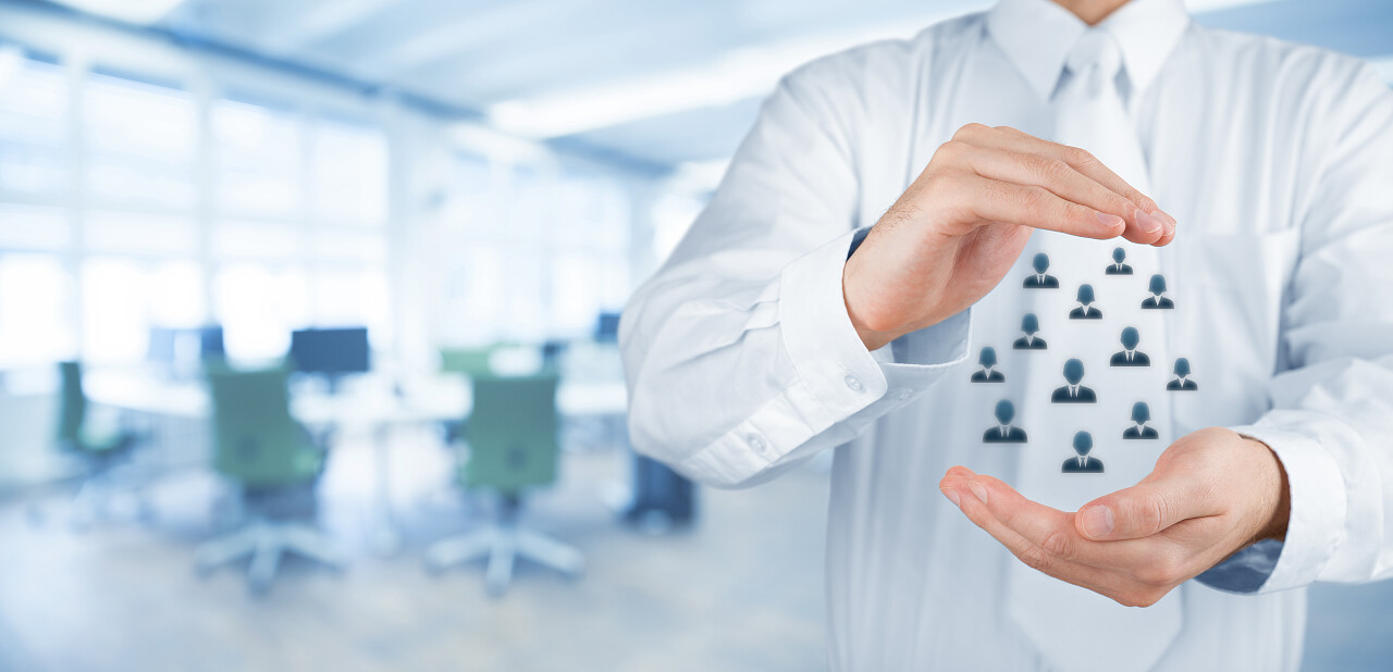 办公室背景商人的保护手势和代表人群的图标