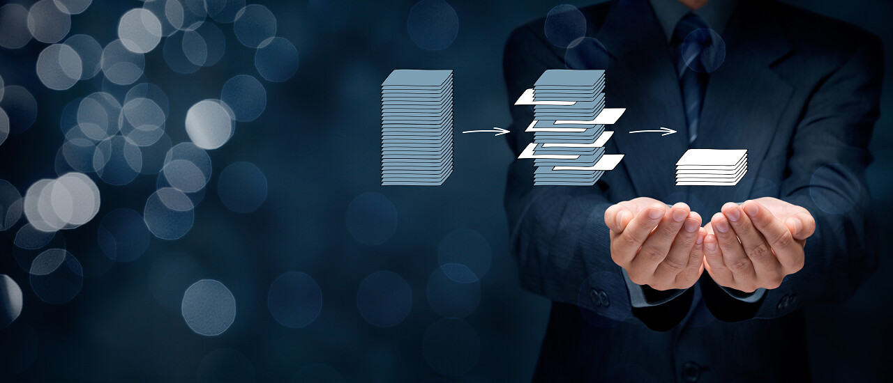 黑色背景下提供数据列表图标的手势和商人