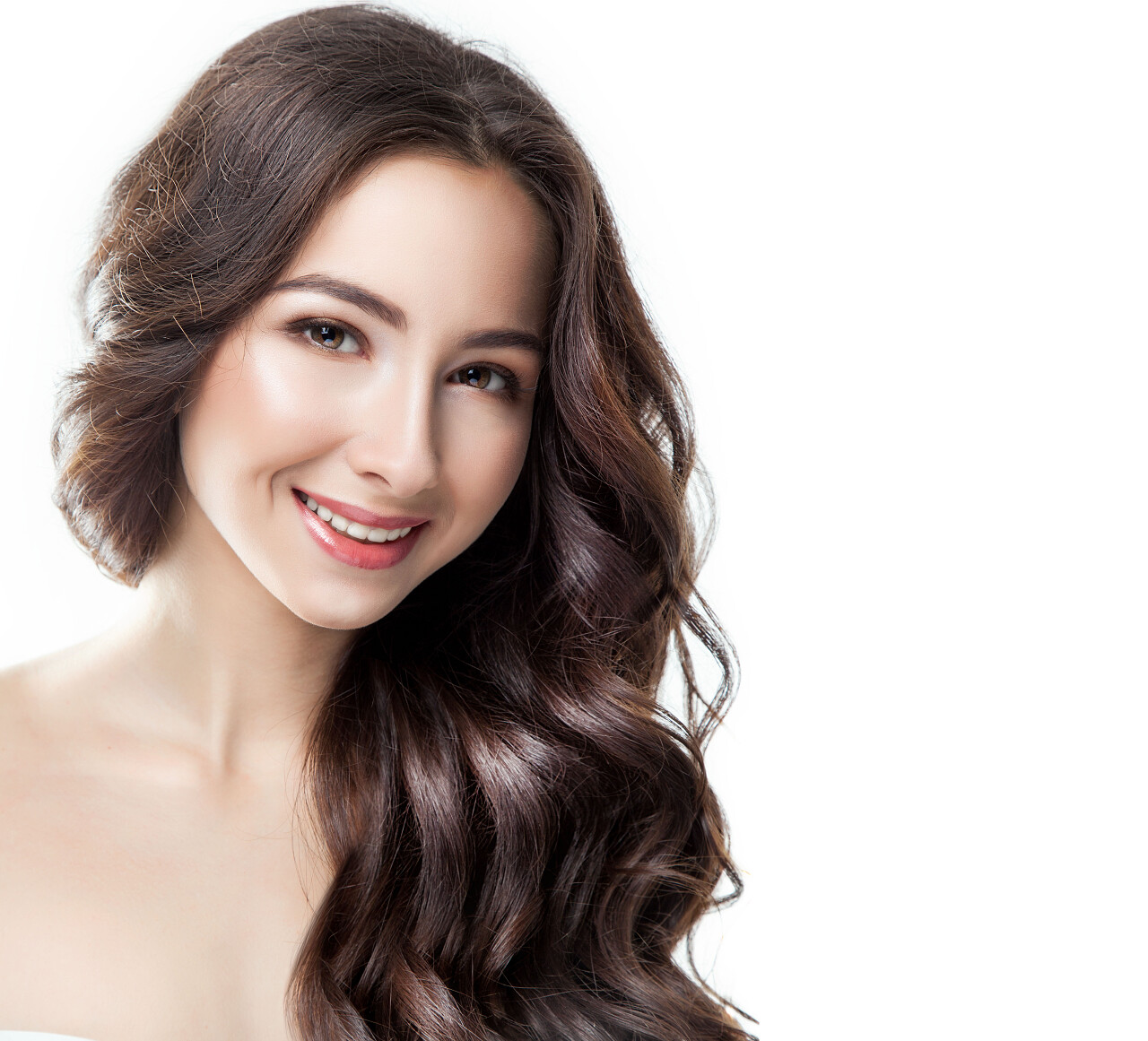 白色背景上美丽年轻女子的肖像女生头发长头发美女笑脸笑容