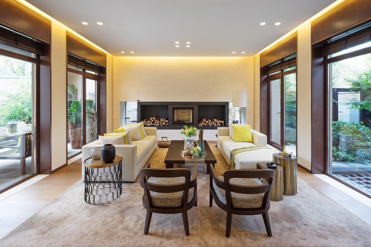 现代客厅里的装修和家具