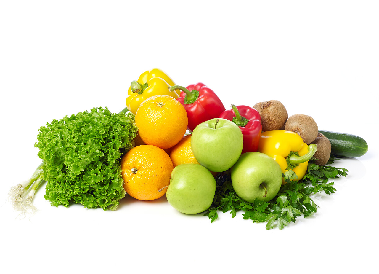 白色背景上的一堆孤立的果蔬