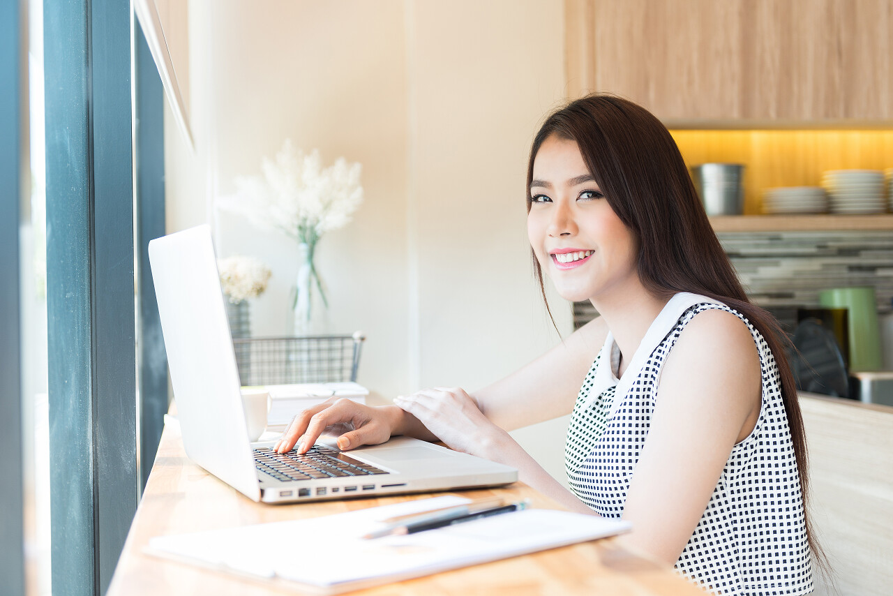 性感美女在使用笔记本电脑工作