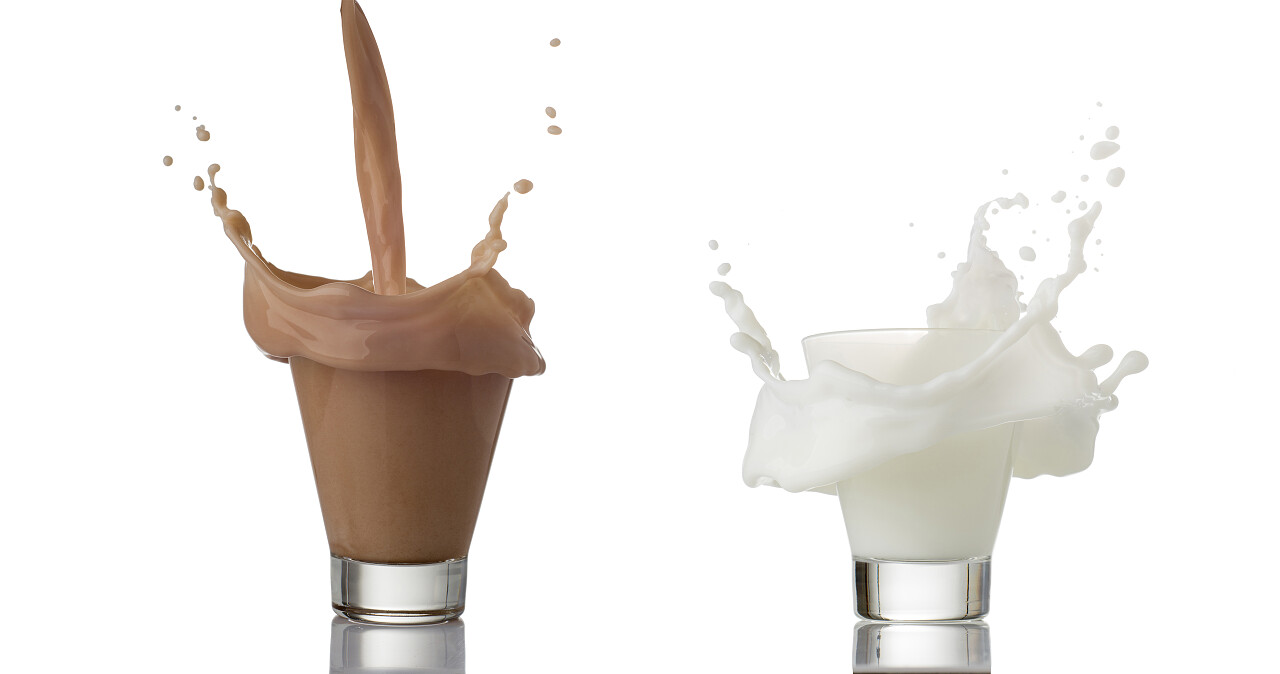 纯色背景上的咖啡色水花和牛奶的水花四溅晕染