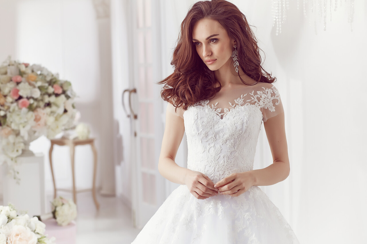 性感美女穿着婚纱摆姿势眼神如此犀利