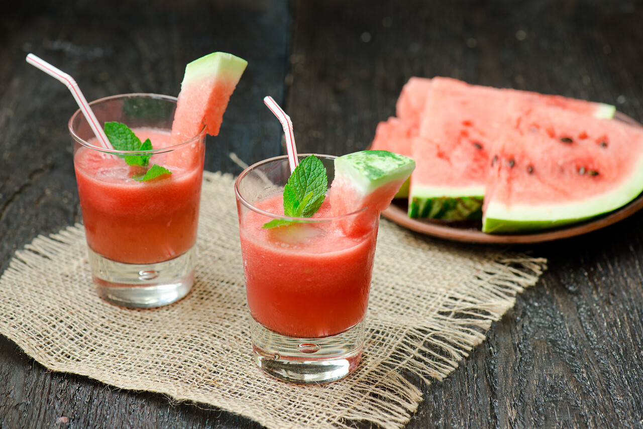 桌上的西瓜西瓜汁香甜可口