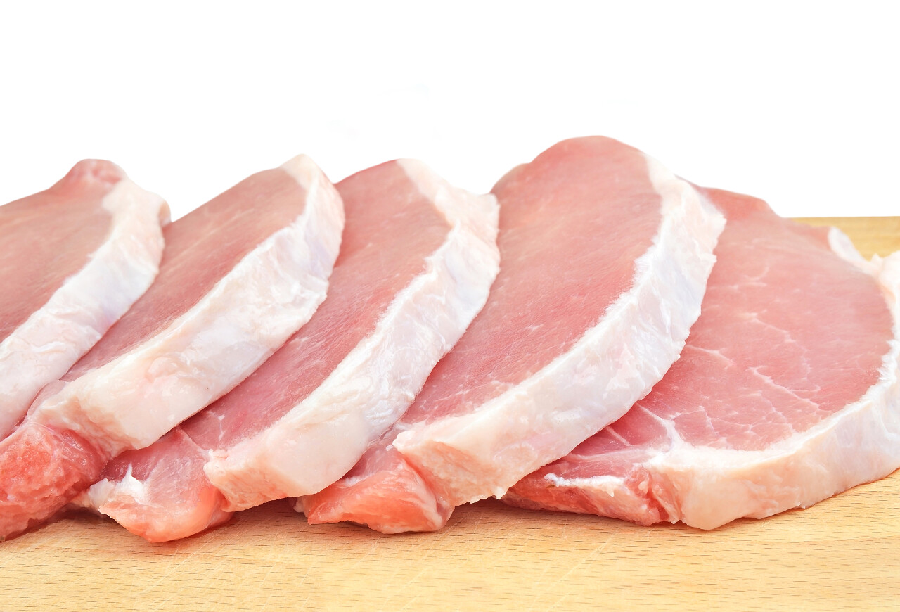 牛排在木板上的孤独