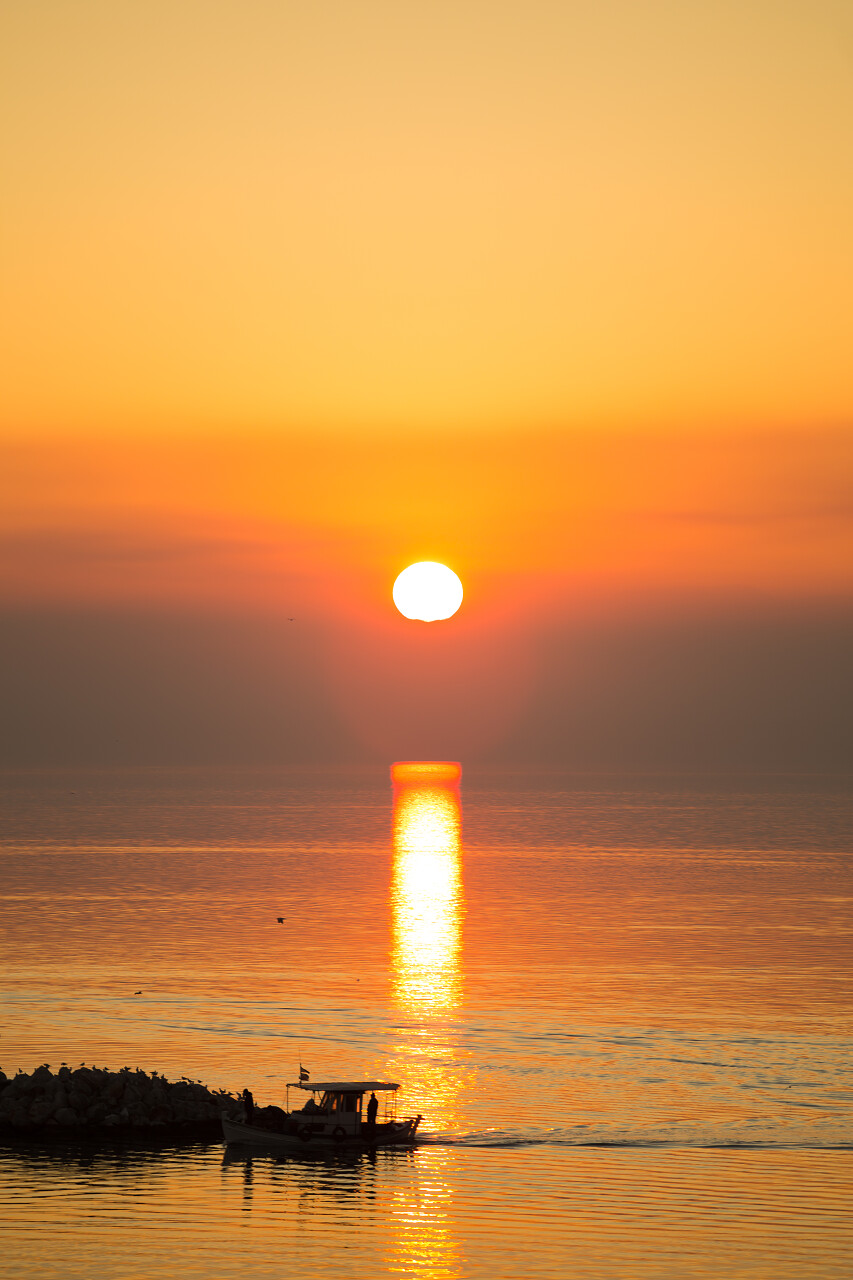 海面上的第一缕阳光