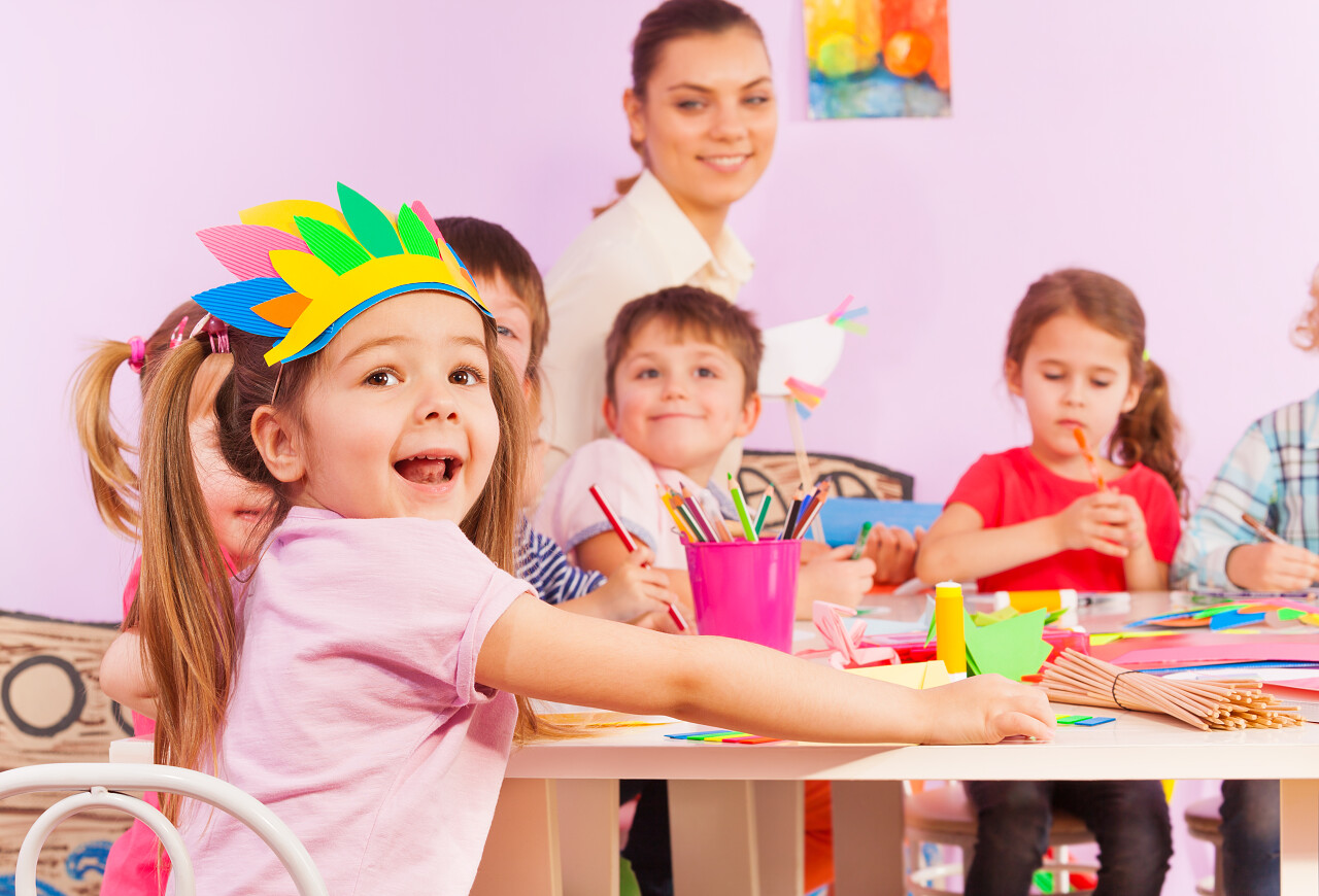 幼儿园的老师在给早教班儿童上课场景