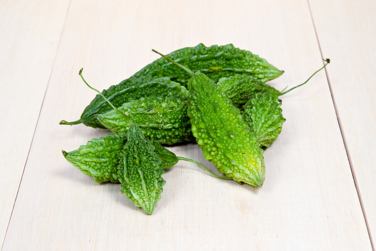 白色背景上的苦瓜的特写视图