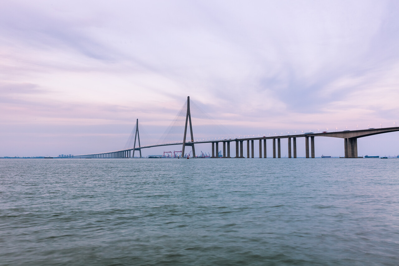 日落时长江上的现代大桥