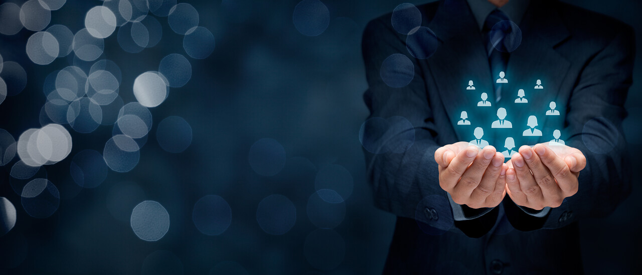 黑色背景上手中虚拟的客户关怀