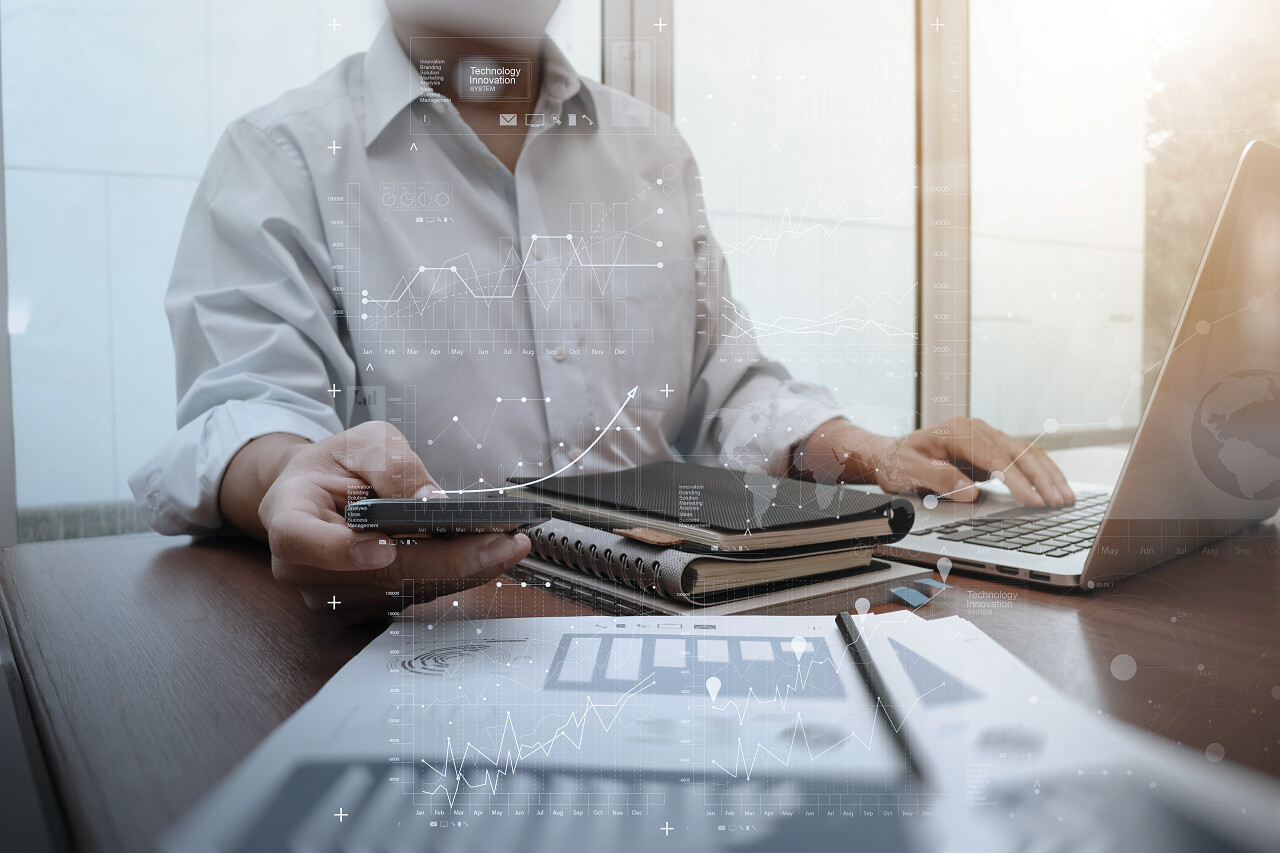 办公桌上的业务文档图纸