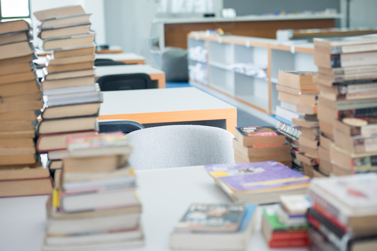 一摞书在高校图书馆里