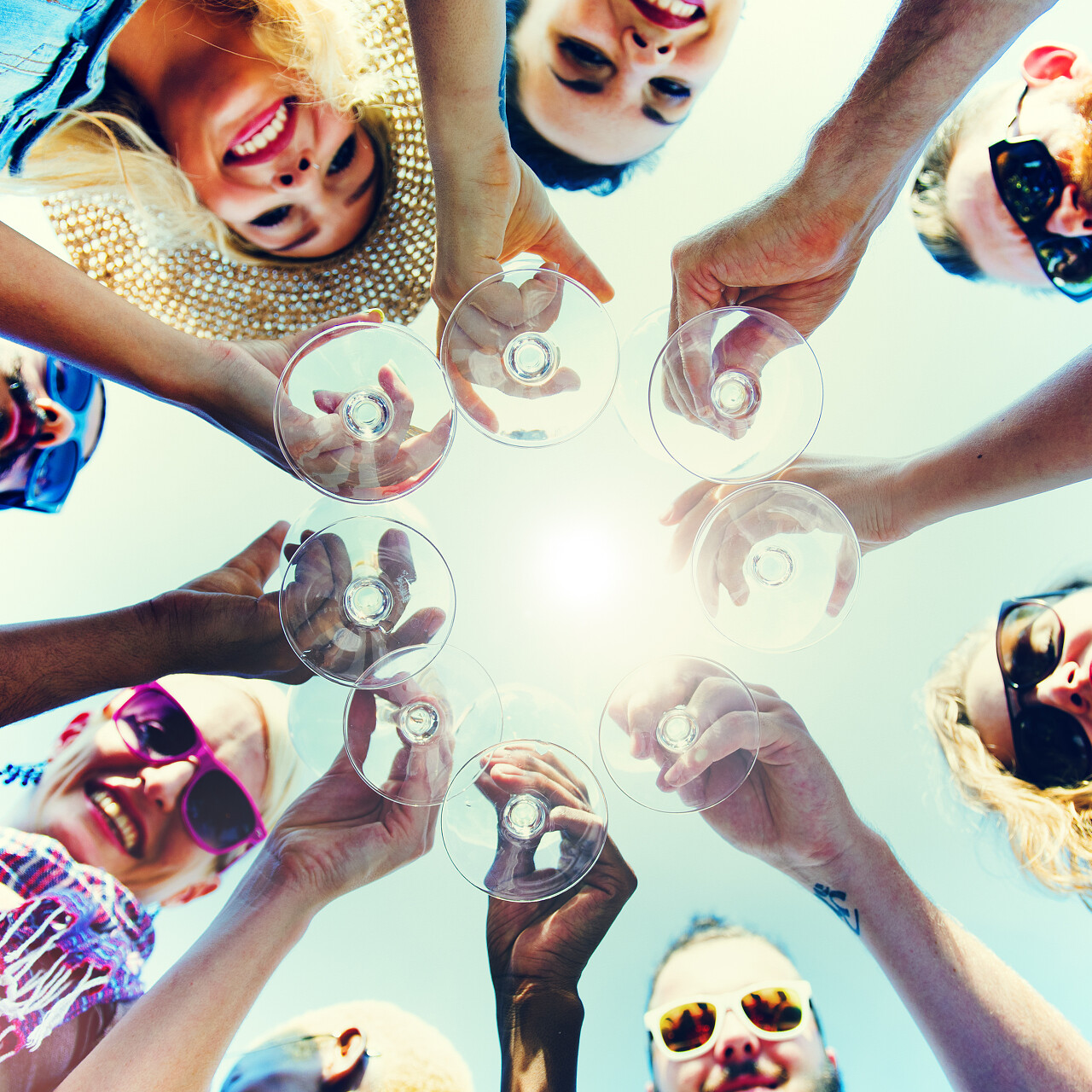 朋友庆祝香槟向下看胜利喜悦年会