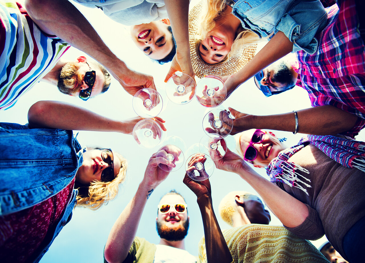 朋友往下看用香槟庆祝胜利喜悦年会