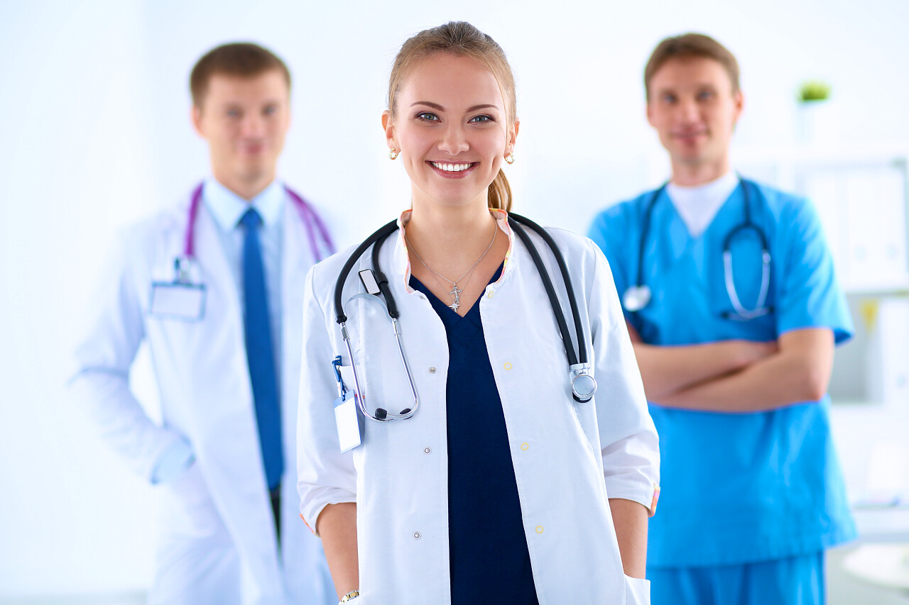 医疗小组前有吸引力的女医生医护团队