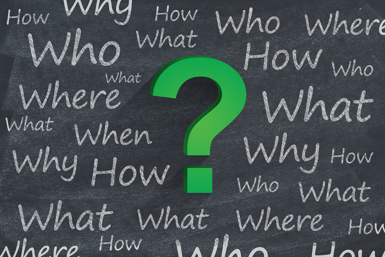 绿色问号和黑板上的相关的词选择困难症糊涂