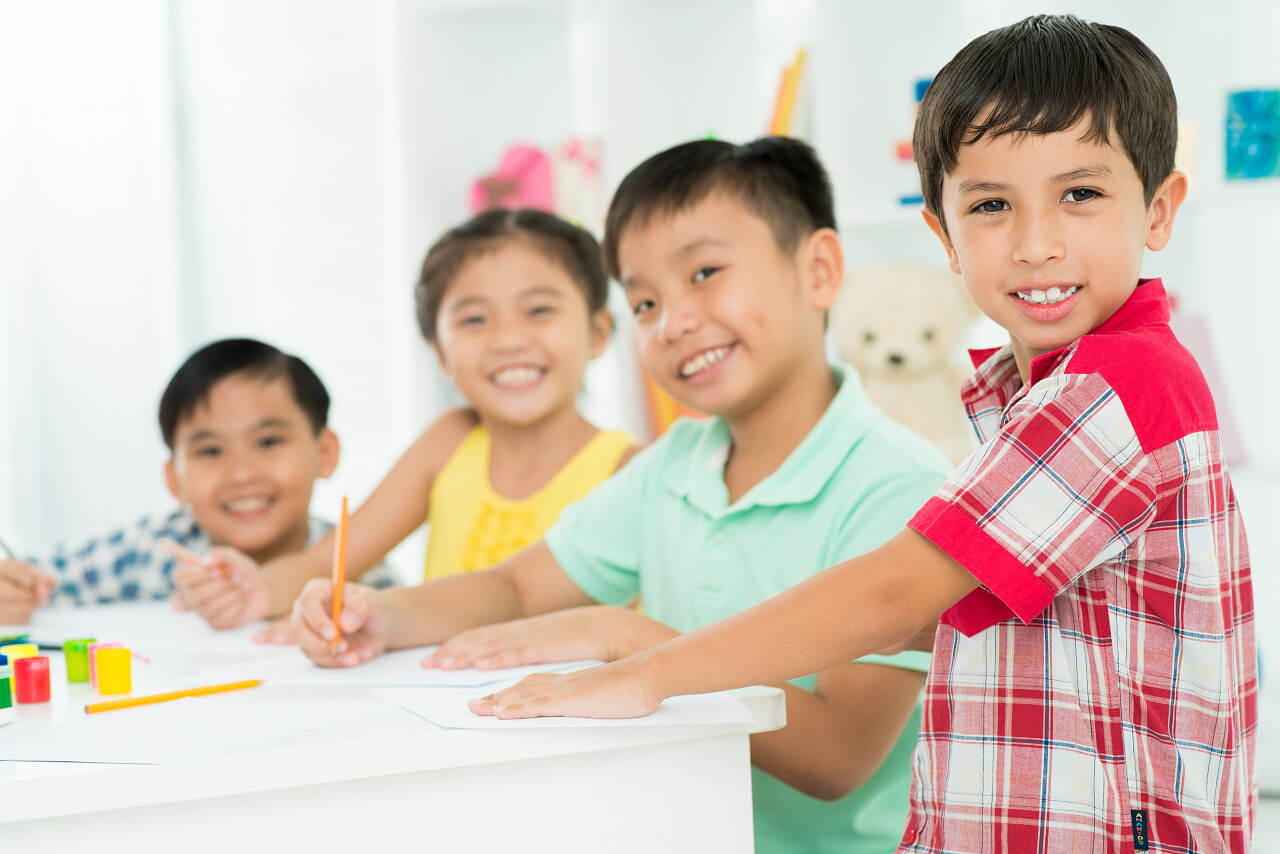 简约风一群露出美丽笑容正在做手工的孩子